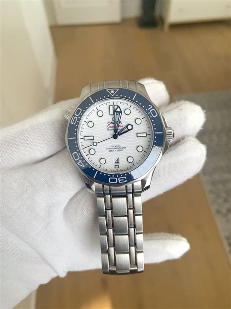 omega seamaster white dial blue bezel - Omega Seamaster diver 300m blue.